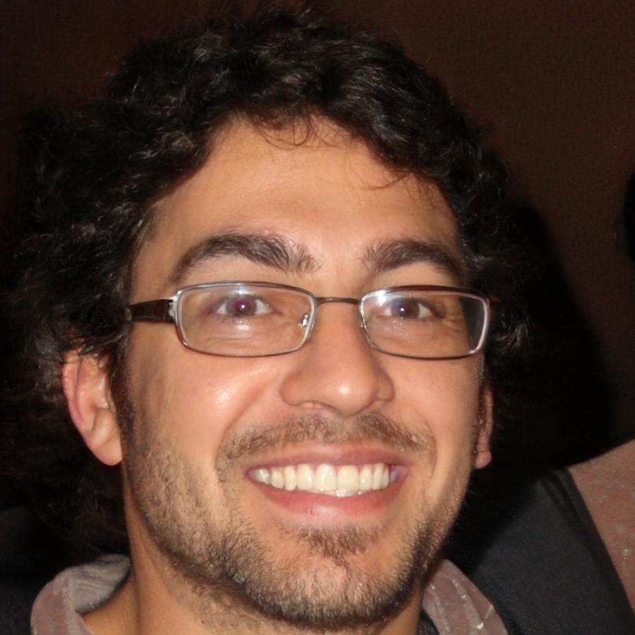 Retrato profesional de Emilio Vega, Gerente de Operaciones