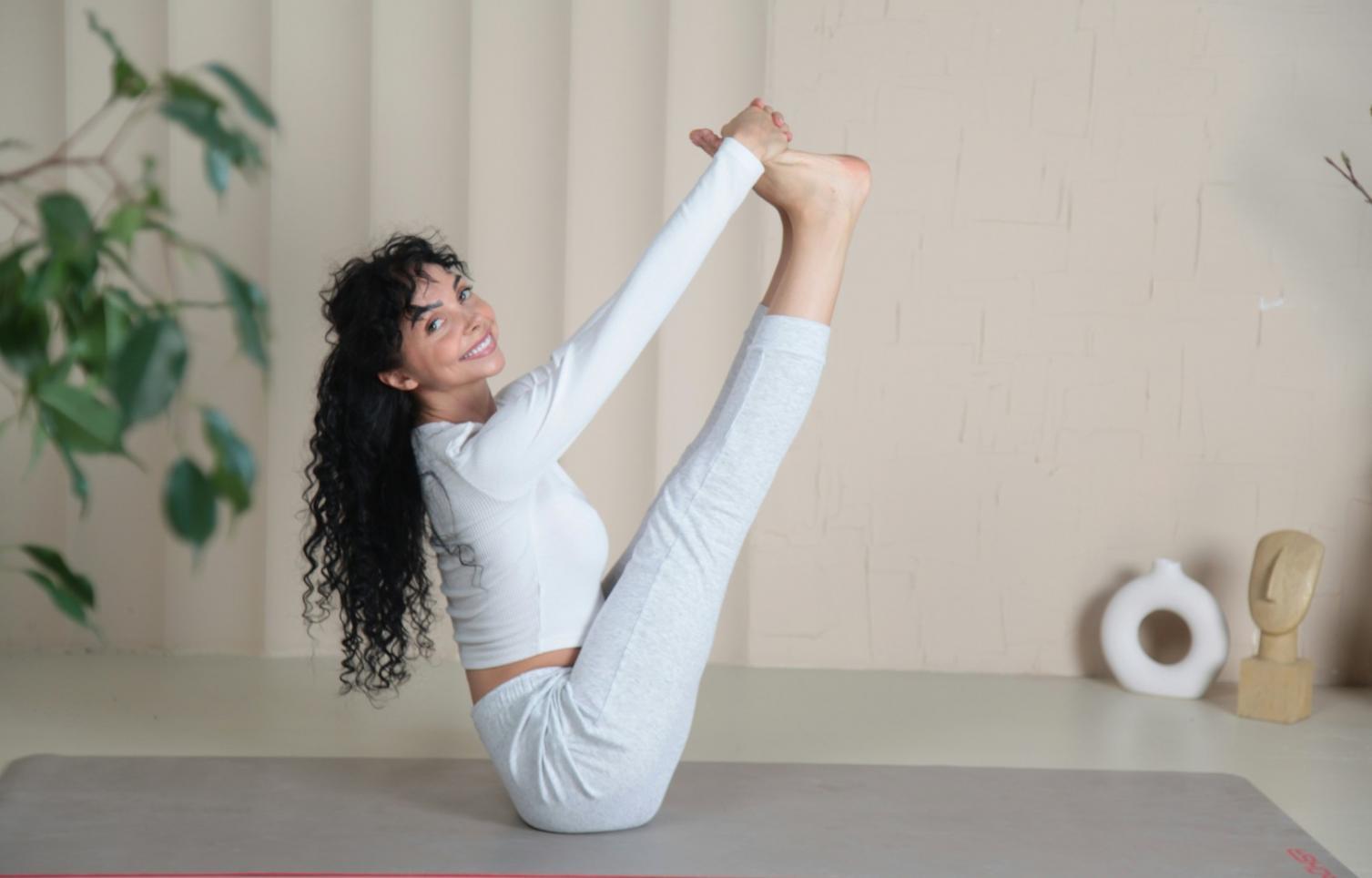 Espacio moderno de yoga corporativo con tecnología integrada